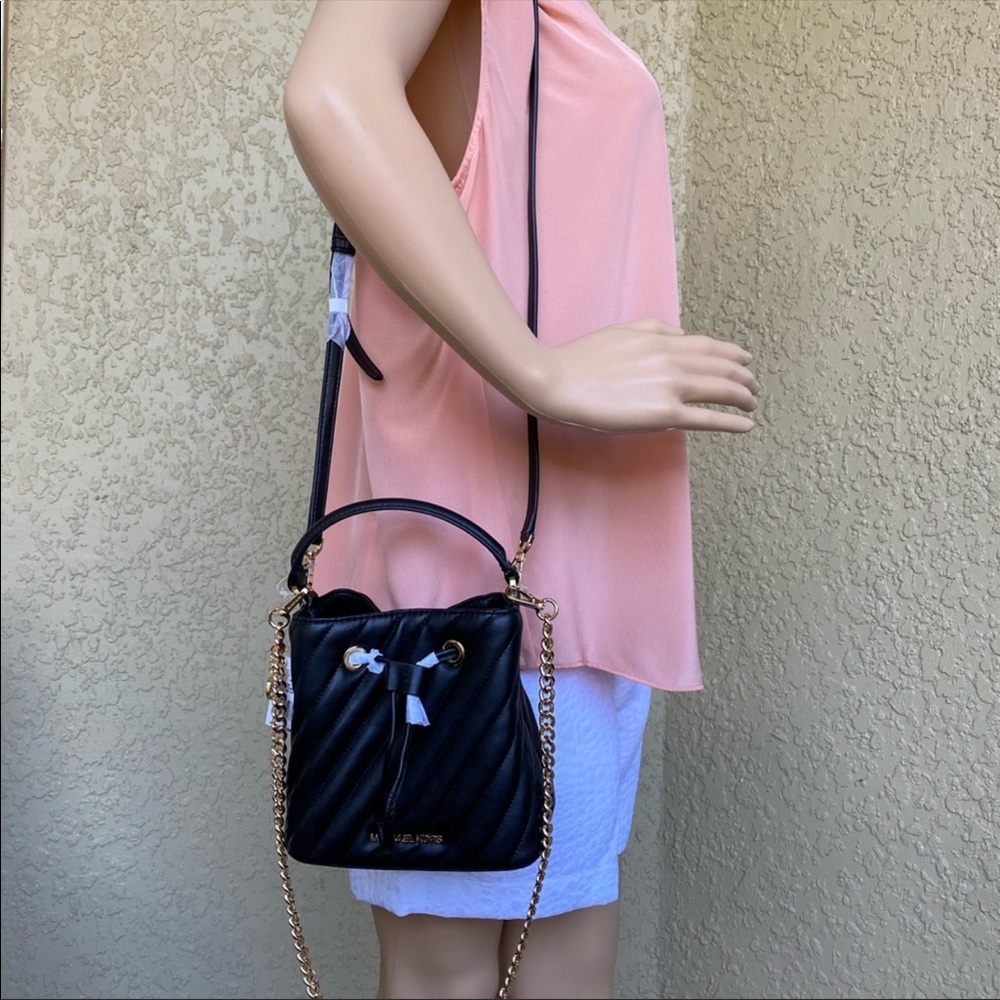 MICHAEL KORS SMALL BUCKET XBODY BLACK - Picture 2 of 16